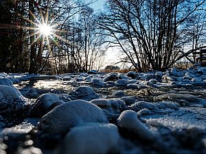 Wondreb im Winter: sonniger Wintertag am Wasser der Wondreb