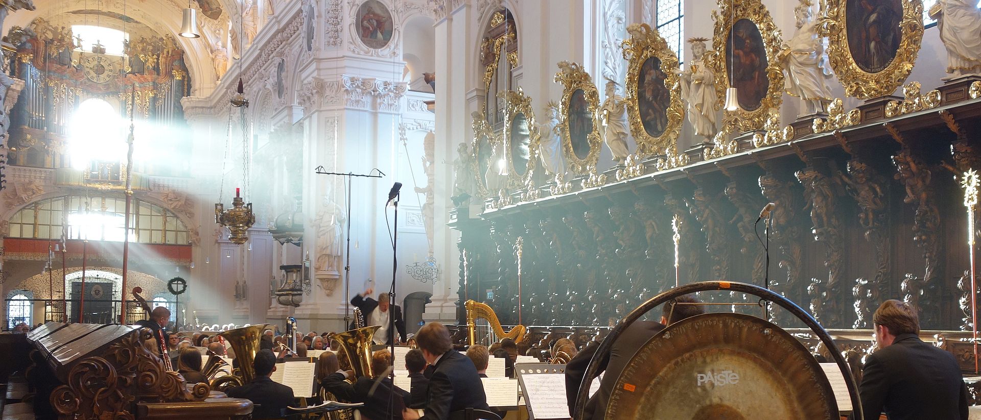 Symphonieorchester in der Basilika.
