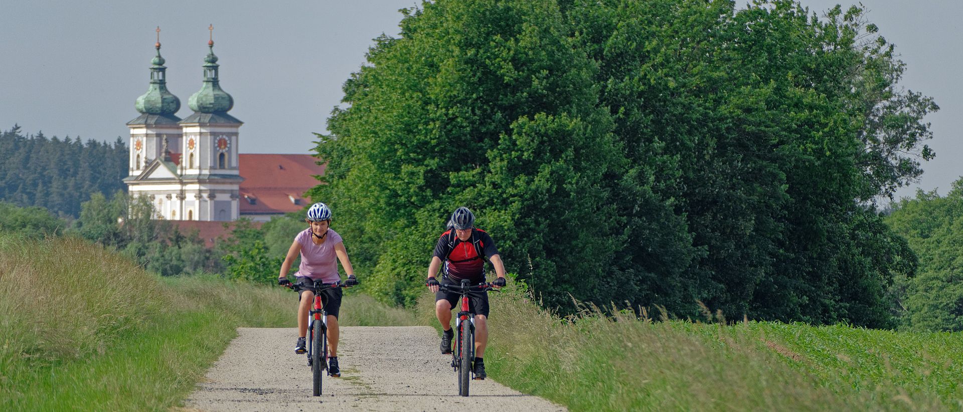 Zwei Fahrradfahrer am Egergrabenradweg Richtung Altenhammer.