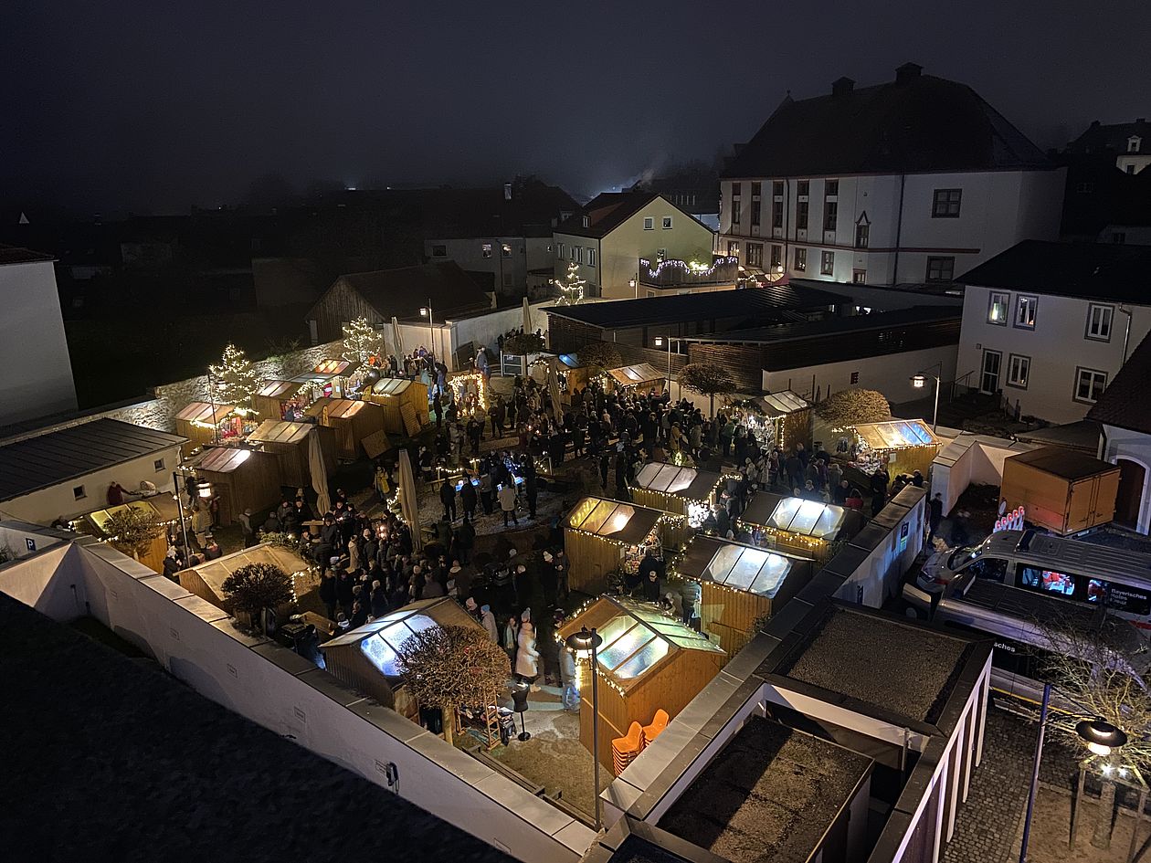 Luftaufnahme vom Weihnachtsmarkt
