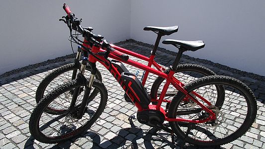 Zwei rote Mountain-E-Bikes von Ghost.
