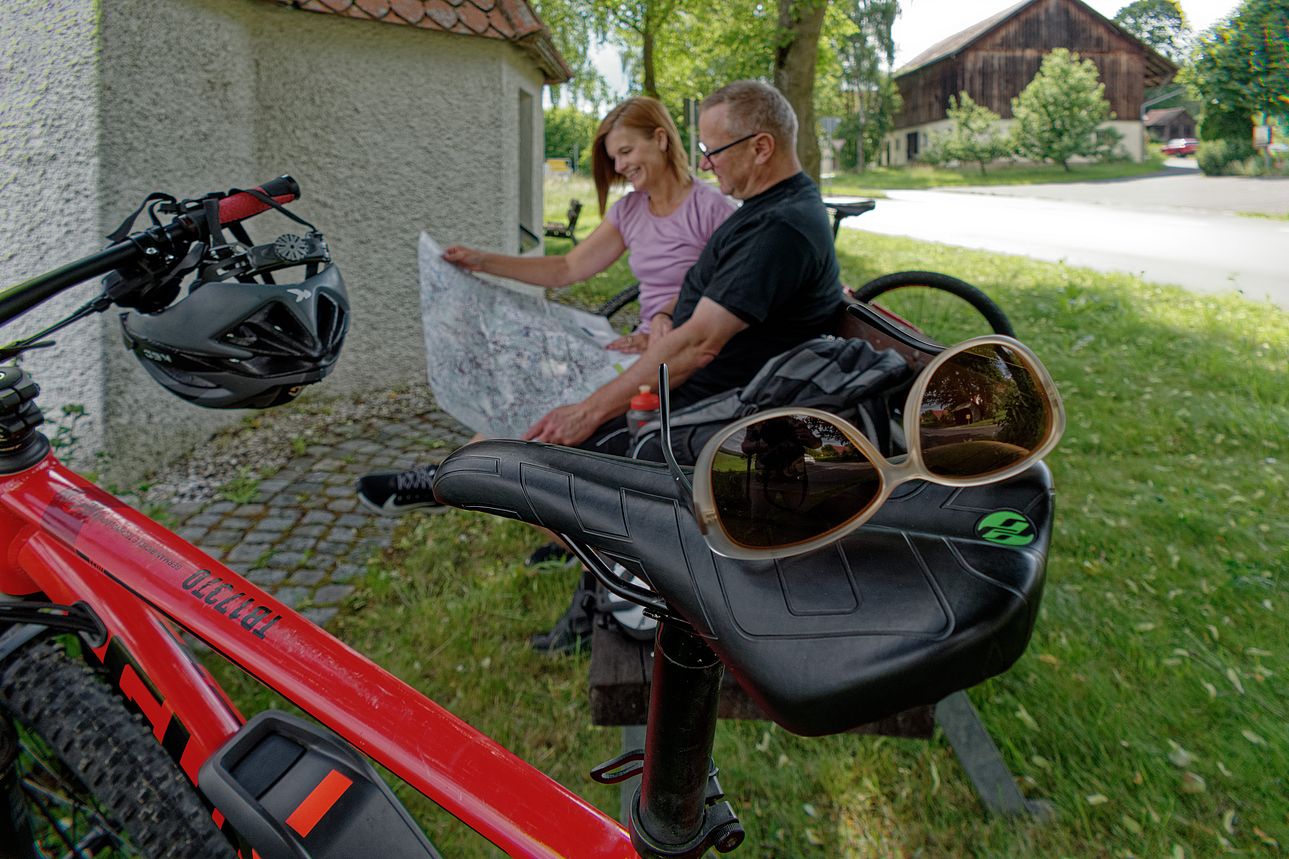 Zwei Fahrradfahrer am Egergraben-Radweg.
