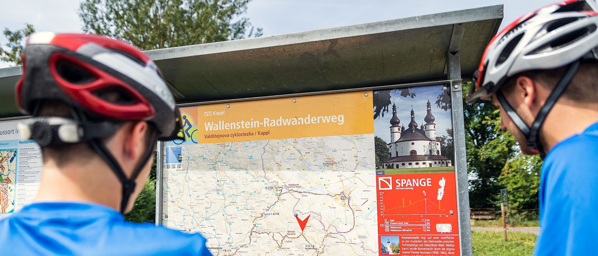 Zwei Jungen betrachten die Wallenstein-Karte.