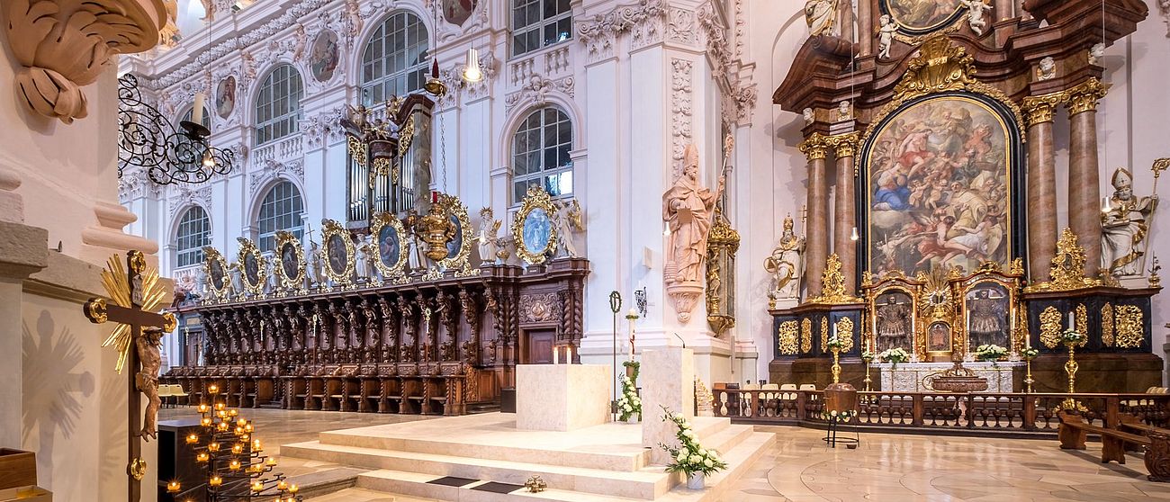 Die Basilika von innen mit Blick auf den Altar.