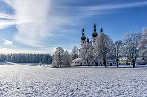 Kappl Waldsassen mit verschneiter Landschaft und blauem Himmel