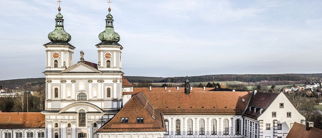 Die Basilika mit Kloster von vorne.