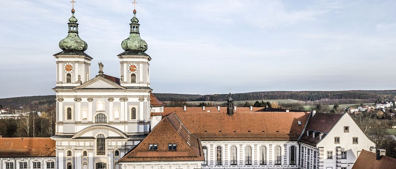 Die Basilika mit Kloster von vorne.