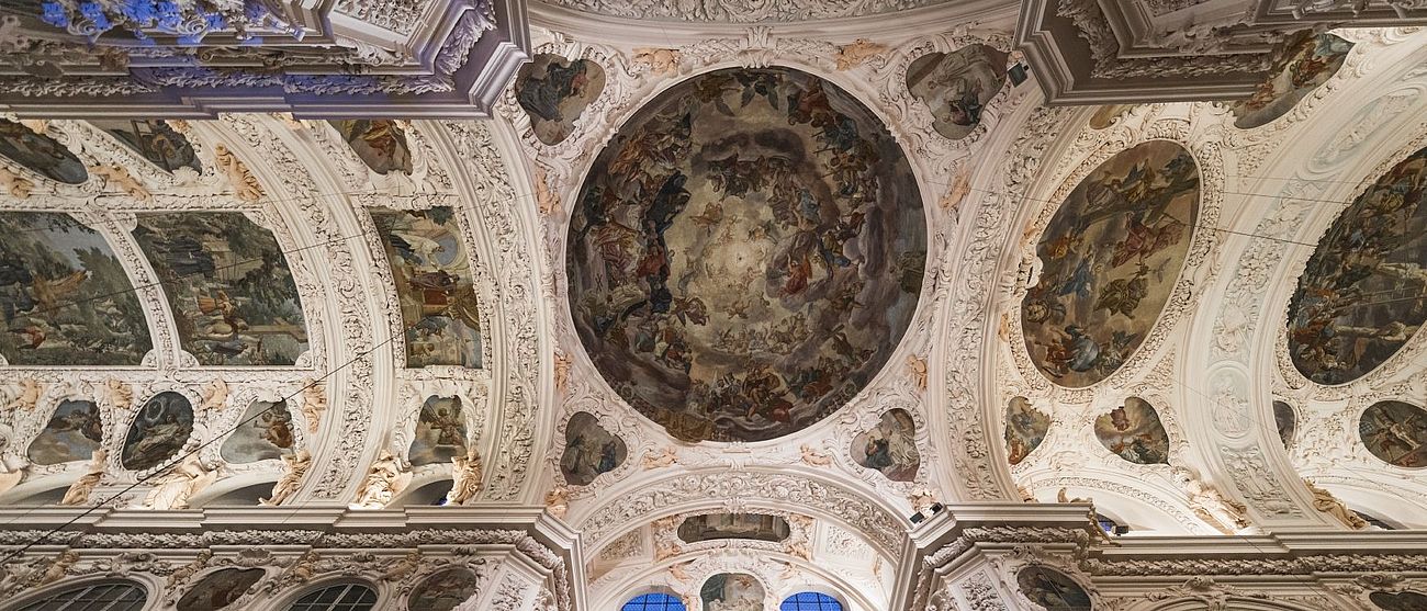 Die Deckenmalerei in der Basilika.