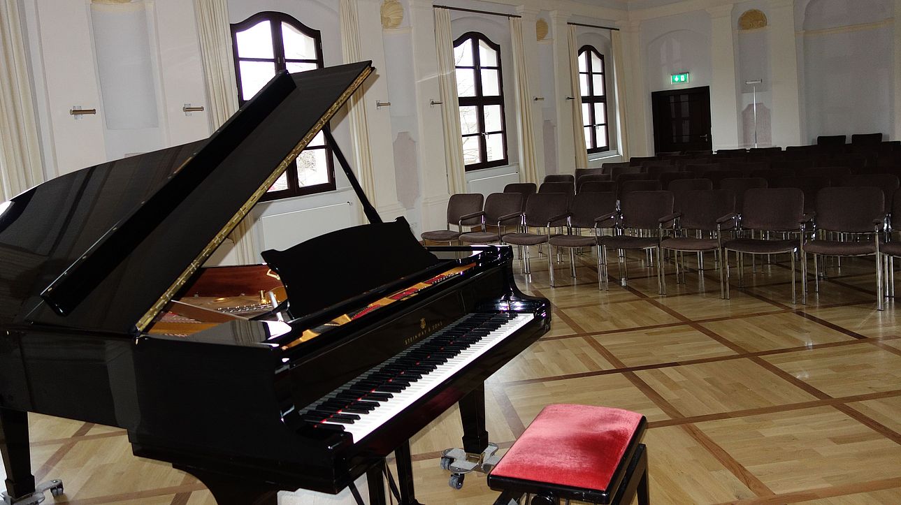 Klavier im Harmoniesaal im ehemaligen Abtschloss Waldsassen.