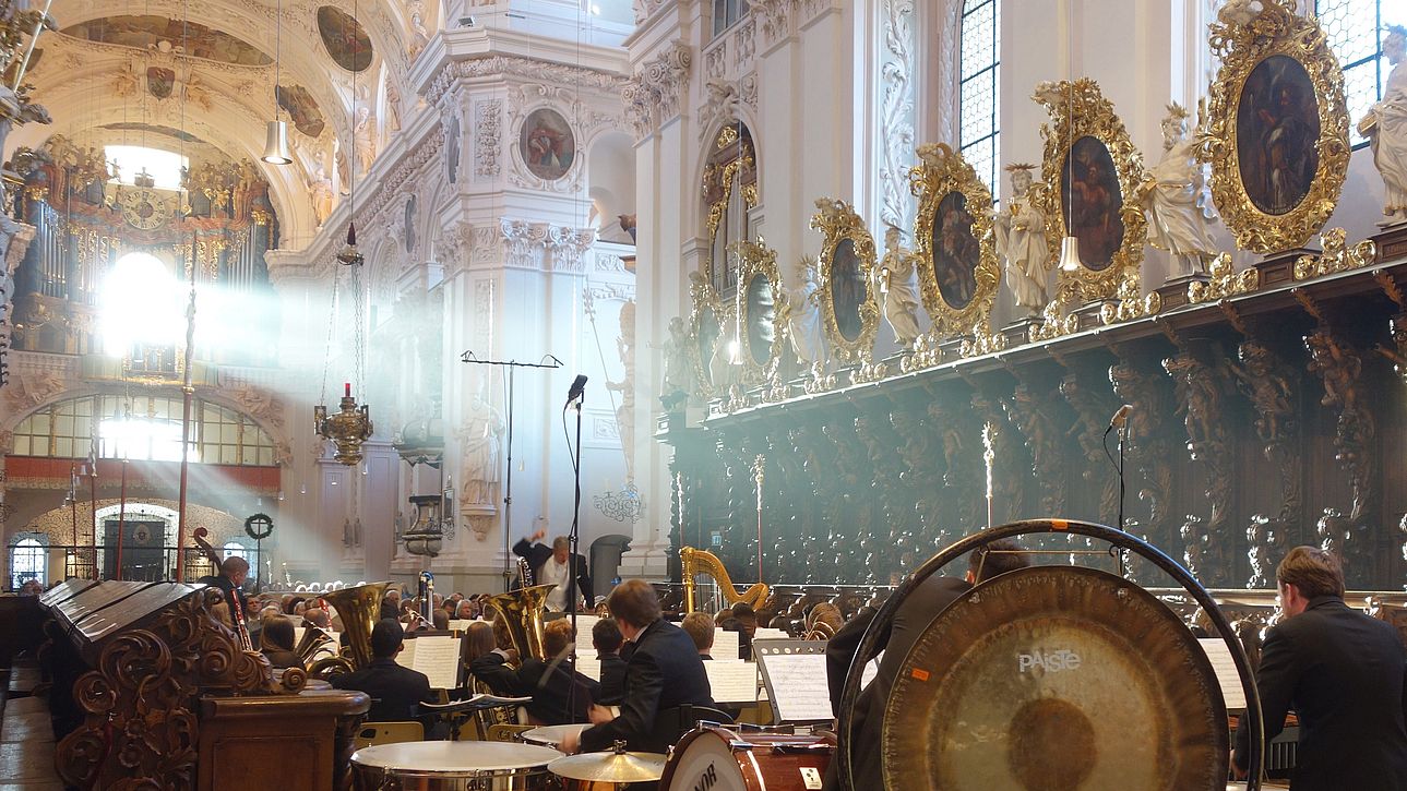Symphonieorchester in der Basilika.
