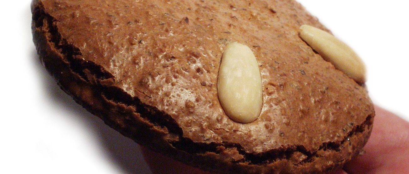 Person, die einen Lebkuchen in der Hand hält. 