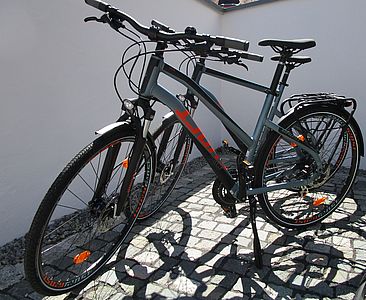 Zwei schwarze Trekking-E-Bikes von Ghost.