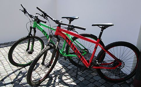 Zwei Mountain-Bikes.