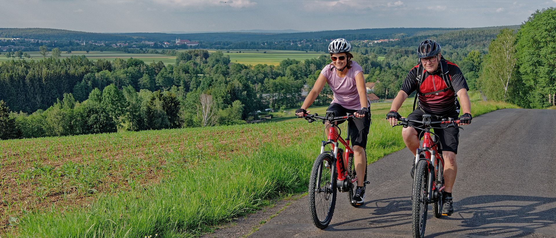 Zwei Fahrradfahrer am Egergrabenradweg oberhalb Altenhammer.