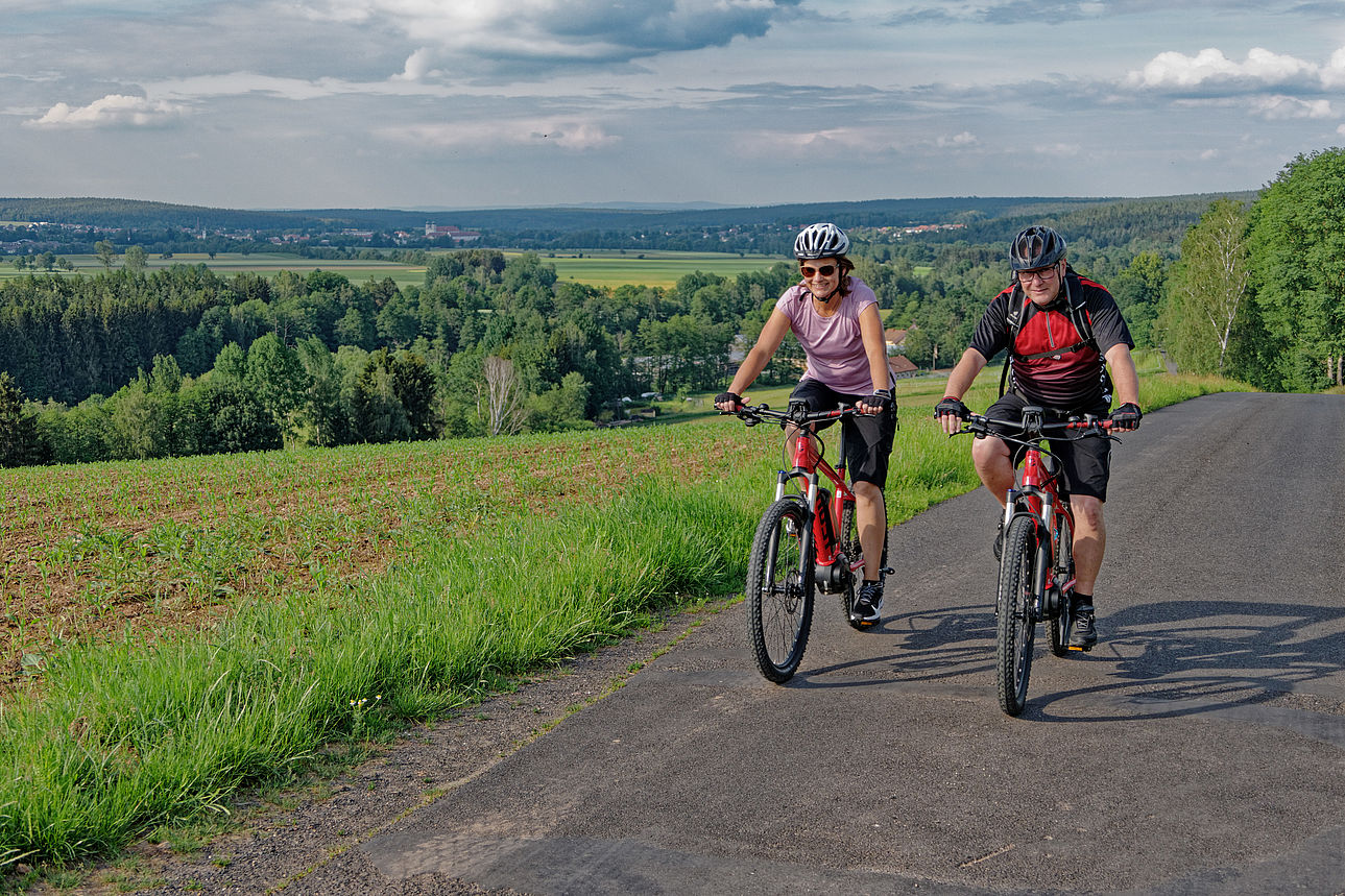 Zwei Fahrradfahrer am Egergrabenradweg oberhalb Altenhammer.