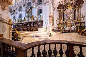 Die Basilika von innen mit Blick auf den Altar.