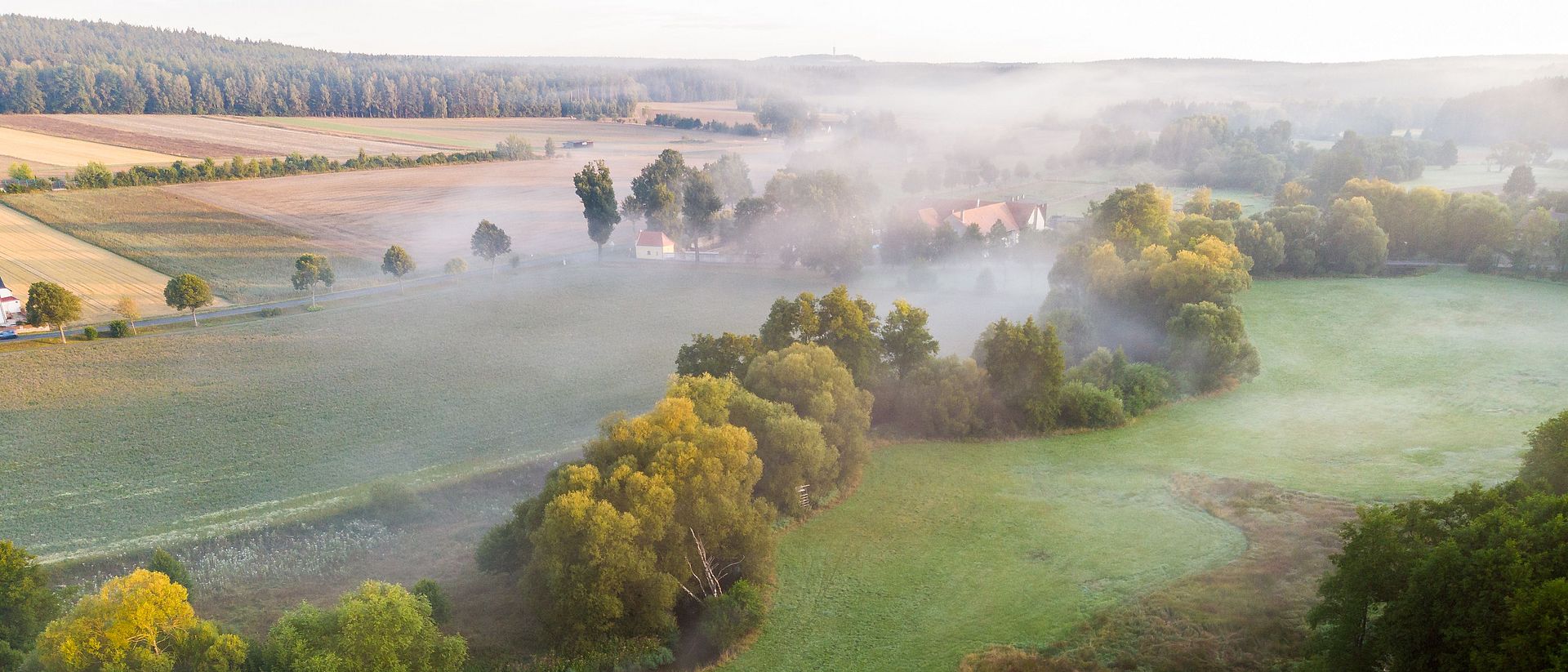 Mitterhof am Morgen mit Nebel.